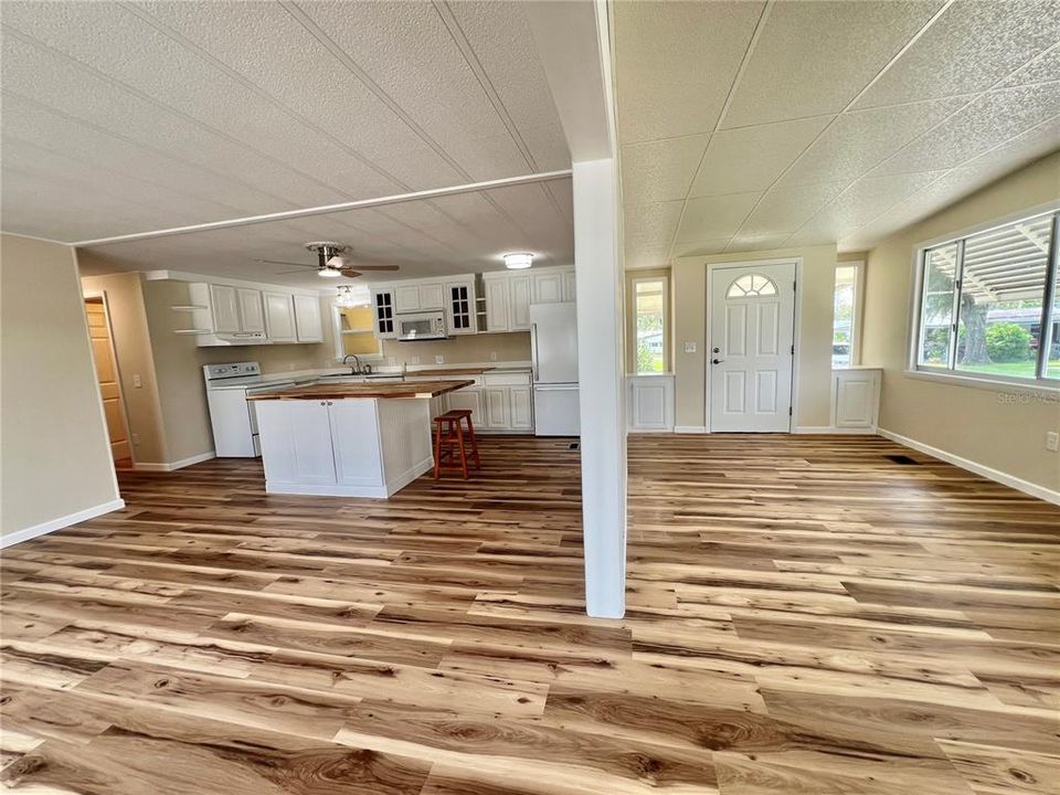 Active With Contract: $159,900 (2 beds, 2 baths, 1104 Square Feet)