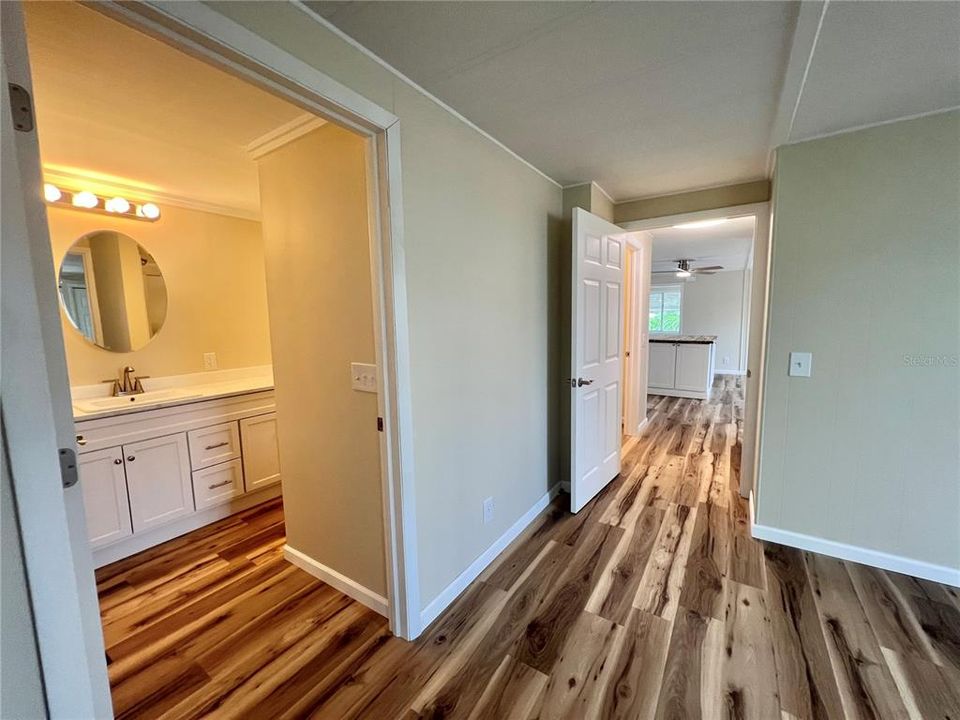Active With Contract: $159,900 (2 beds, 2 baths, 1104 Square Feet)