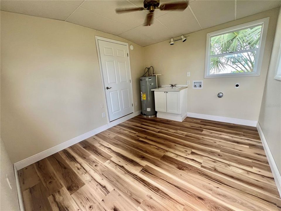 Active With Contract: $159,900 (2 beds, 2 baths, 1104 Square Feet)