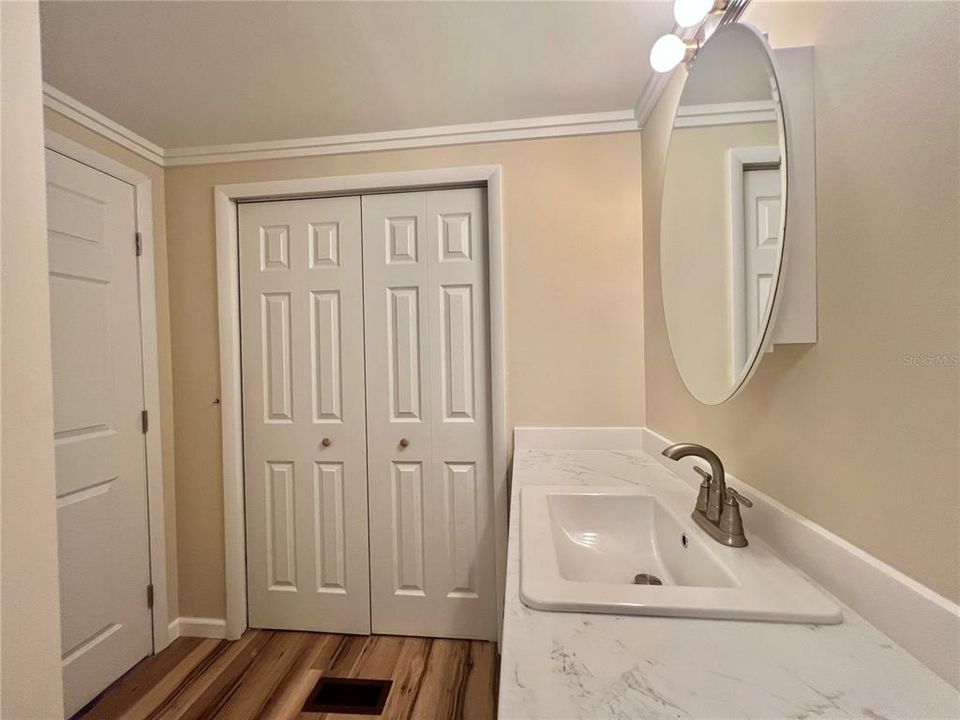 Active With Contract: $159,900 (2 beds, 2 baths, 1104 Square Feet)