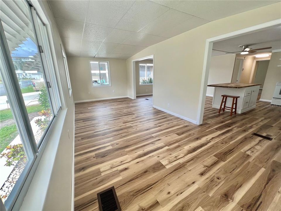 Active With Contract: $159,900 (2 beds, 2 baths, 1104 Square Feet)