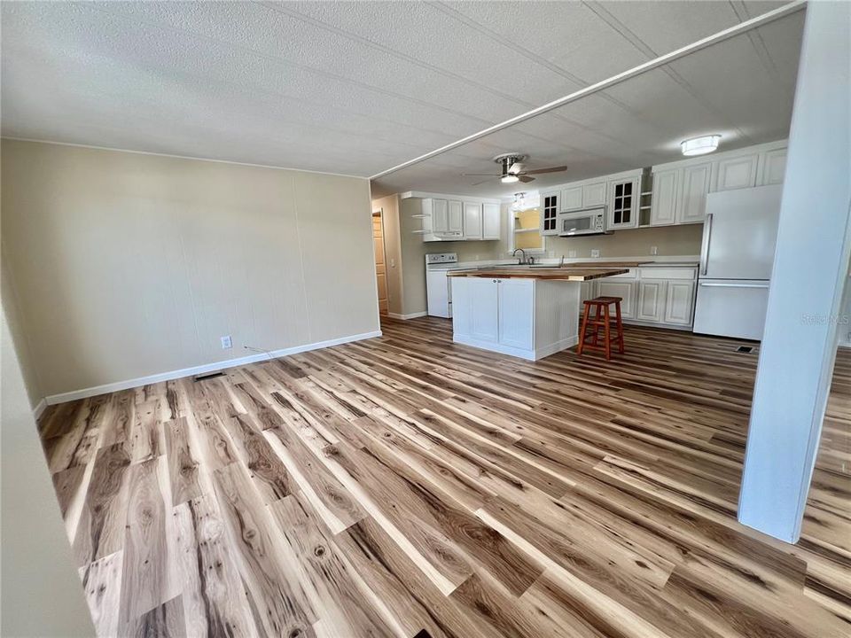 Active With Contract: $159,900 (2 beds, 2 baths, 1104 Square Feet)