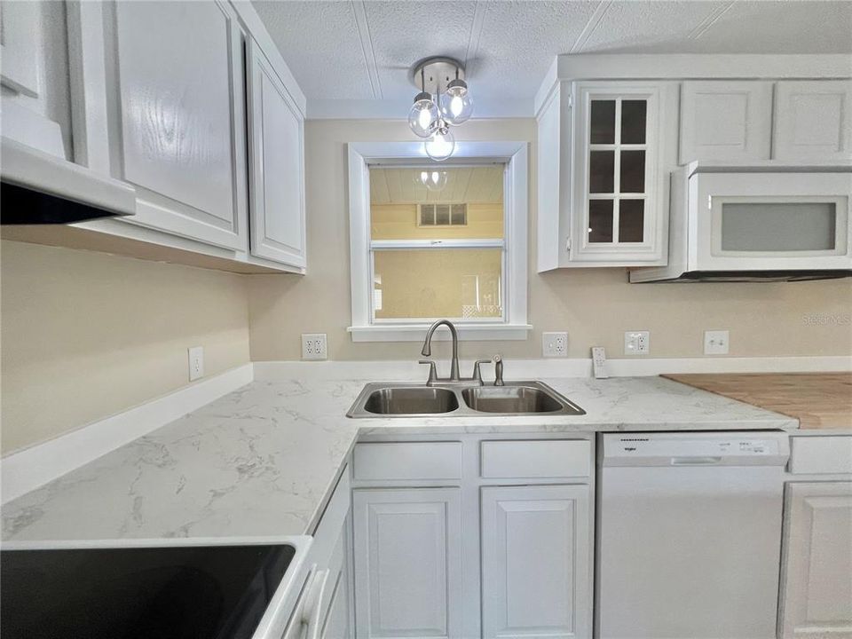 Active With Contract: $159,900 (2 beds, 2 baths, 1104 Square Feet)