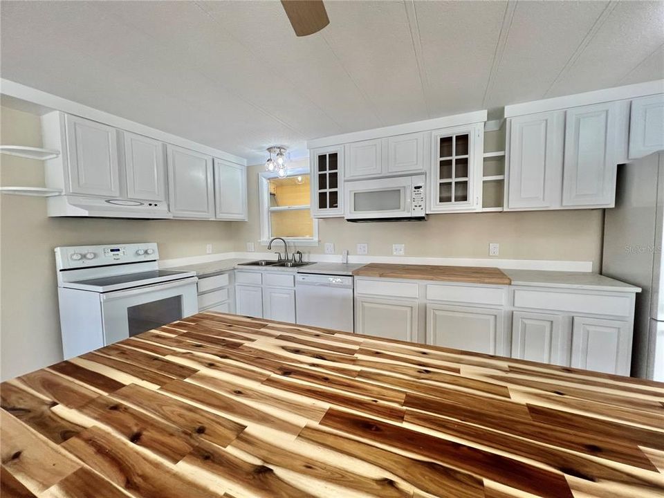 Active With Contract: $159,900 (2 beds, 2 baths, 1104 Square Feet)