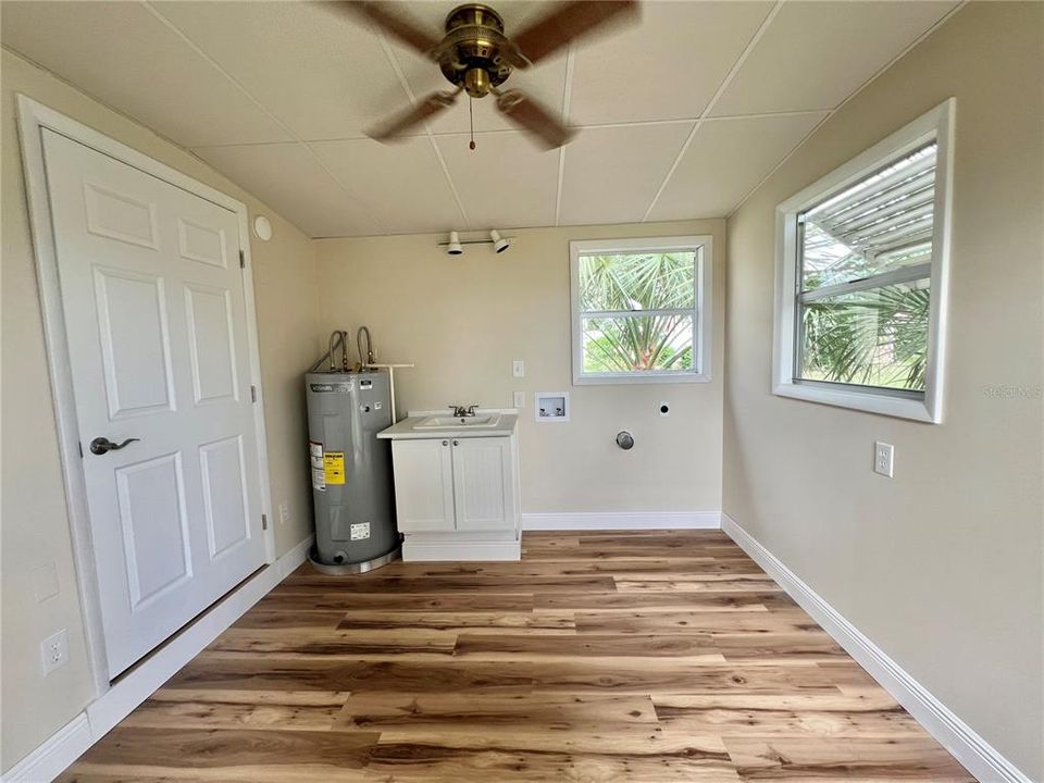 Active With Contract: $159,900 (2 beds, 2 baths, 1104 Square Feet)