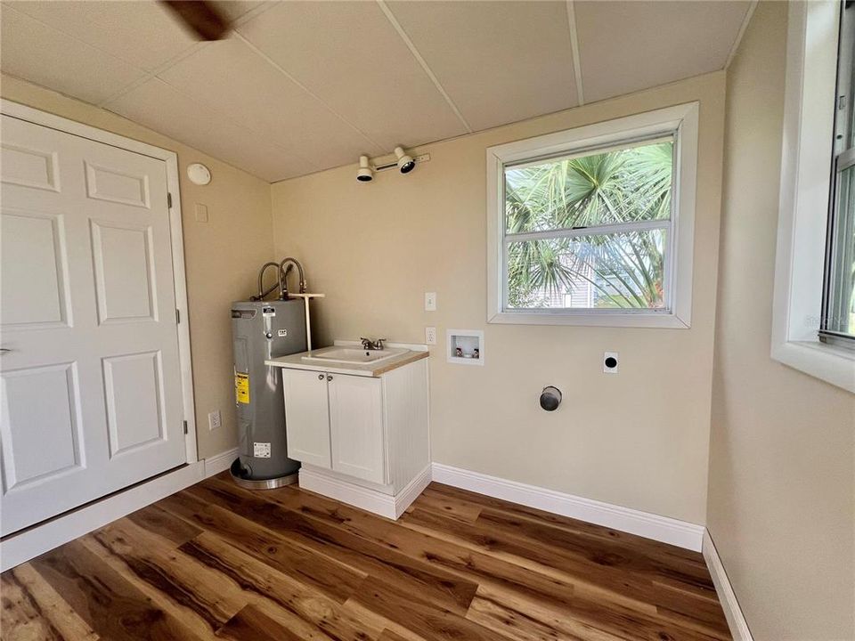 Active With Contract: $159,900 (2 beds, 2 baths, 1104 Square Feet)