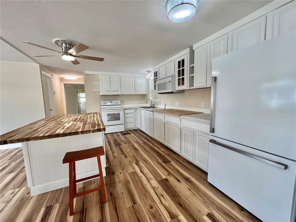 Active With Contract: $159,900 (2 beds, 2 baths, 1104 Square Feet)