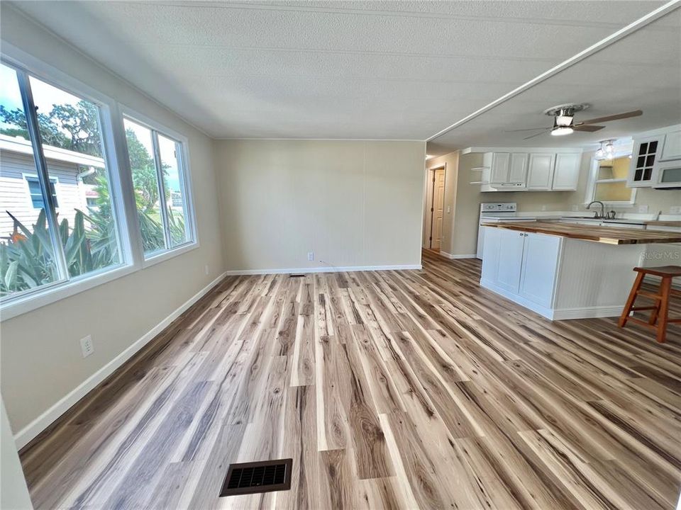 Active With Contract: $159,900 (2 beds, 2 baths, 1104 Square Feet)