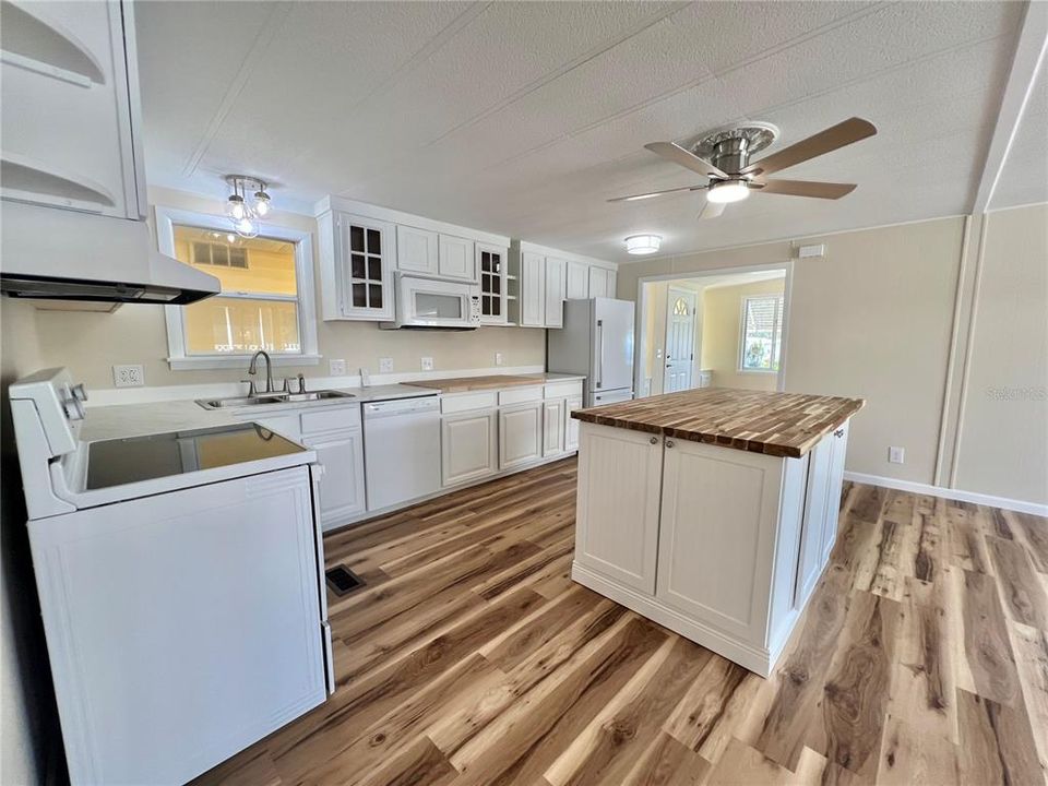 Active With Contract: $159,900 (2 beds, 2 baths, 1104 Square Feet)