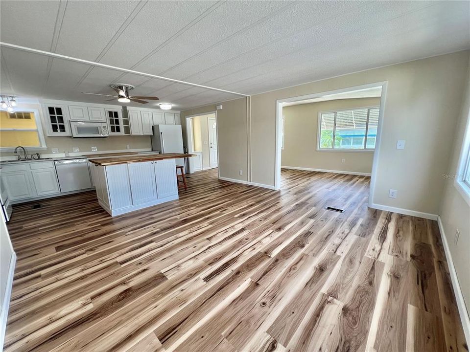 Active With Contract: $159,900 (2 beds, 2 baths, 1104 Square Feet)