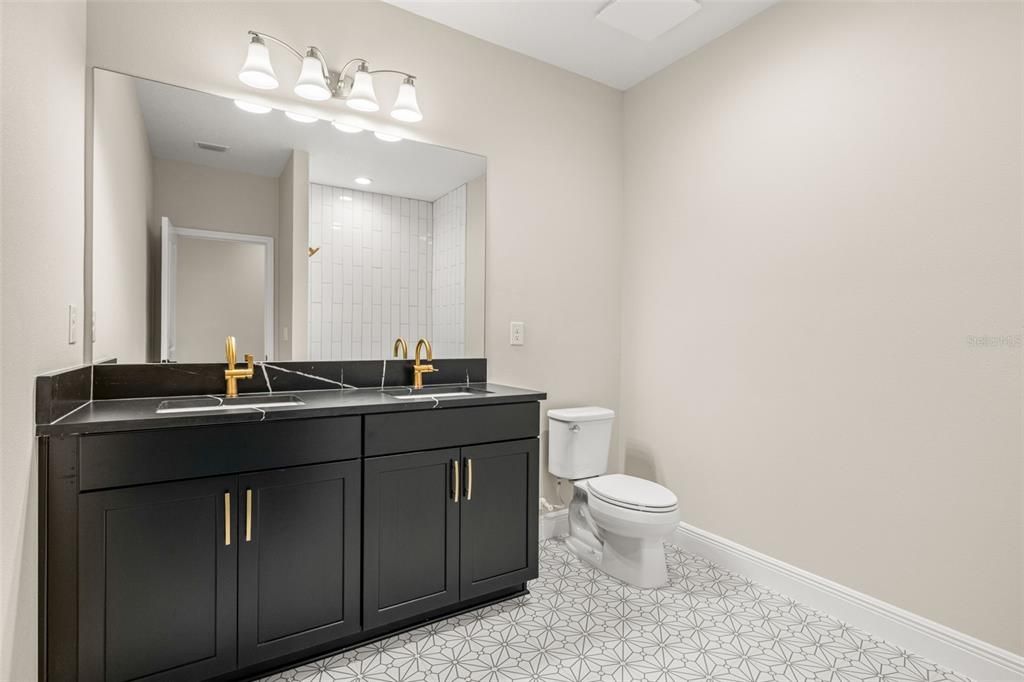 На продажу: $1,344,400 (5 спален, 4 ванн, 4605 Квадратных фут)