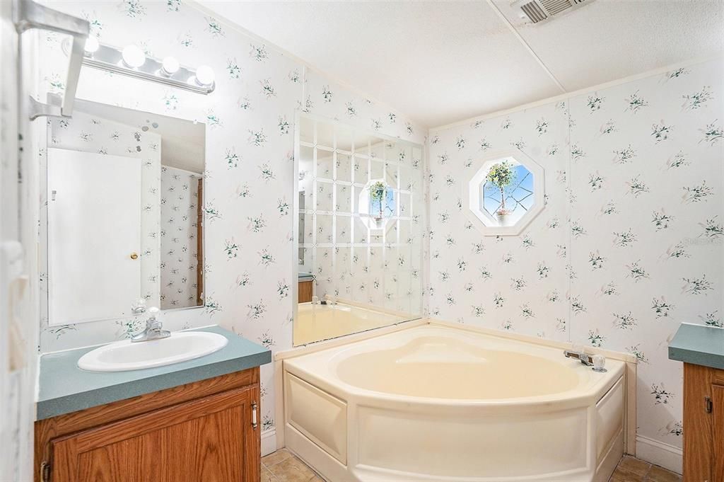 Active With Contract: $235,500 (3 beds, 2 baths, 1402 Square Feet)