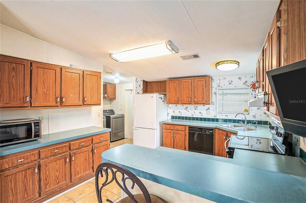 Active With Contract: $235,500 (3 beds, 2 baths, 1402 Square Feet)