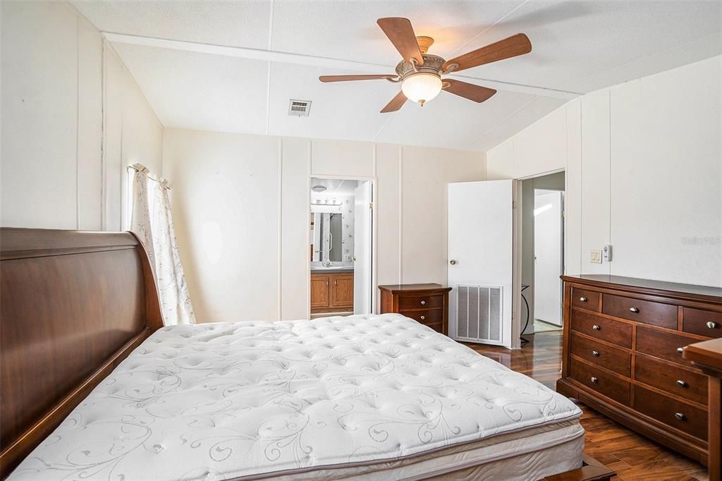 Active With Contract: $235,500 (3 beds, 2 baths, 1402 Square Feet)