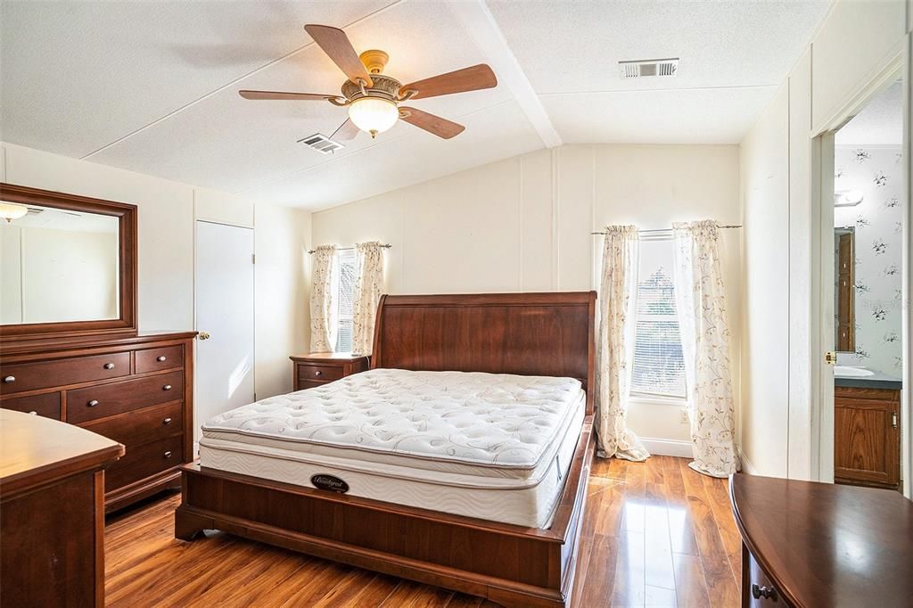 Active With Contract: $235,500 (3 beds, 2 baths, 1402 Square Feet)