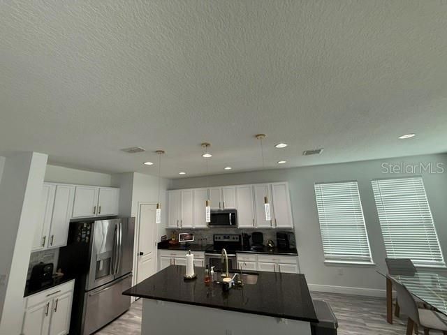 合同活跃: $495,000 (3 贝兹, 2 浴室, 2023 平方英尺)