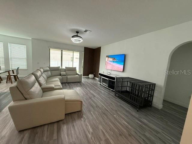 合同活跃: $495,000 (3 贝兹, 2 浴室, 2023 平方英尺)