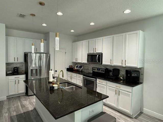 合同活跃: $495,000 (3 贝兹, 2 浴室, 2023 平方英尺)