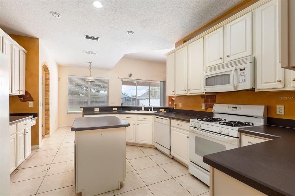 Active With Contract: $524,900 (4 beds, 3 baths, 2828 Square Feet)