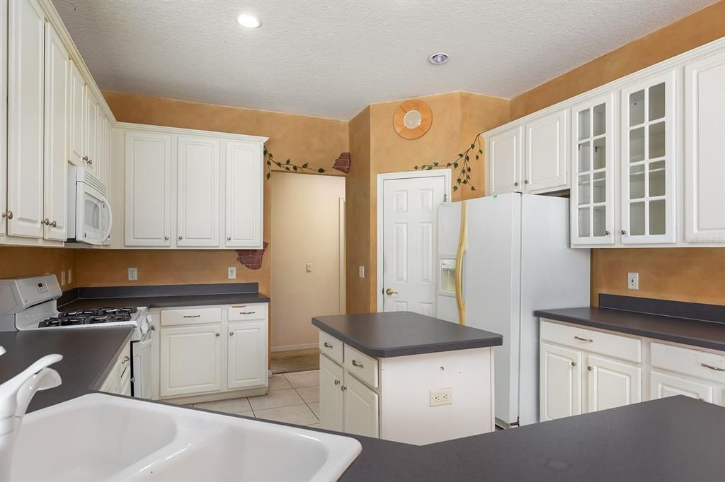 Active With Contract: $524,900 (4 beds, 3 baths, 2828 Square Feet)