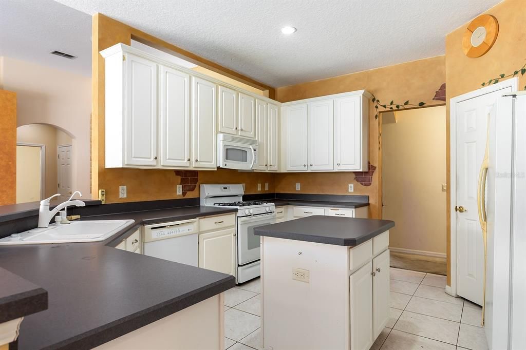 Active With Contract: $524,900 (4 beds, 3 baths, 2828 Square Feet)