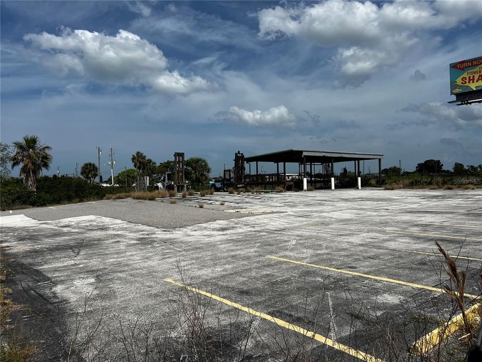 合同活跃: $795,000 (1.38 acres)