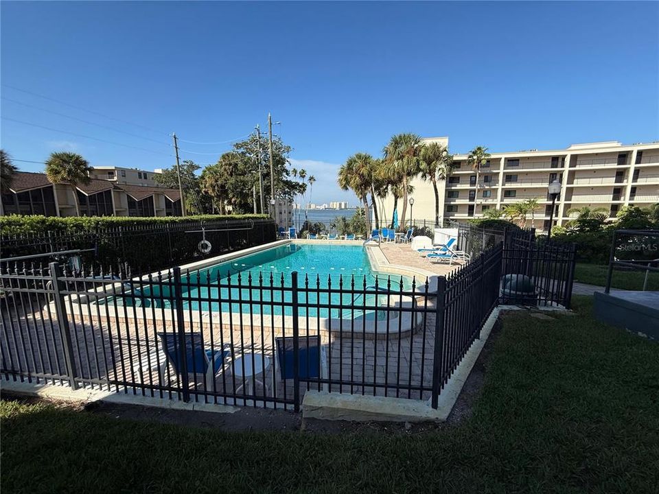 合同活跃: $2,000 (2 贝兹, 2 浴室, 1310 平方英尺)