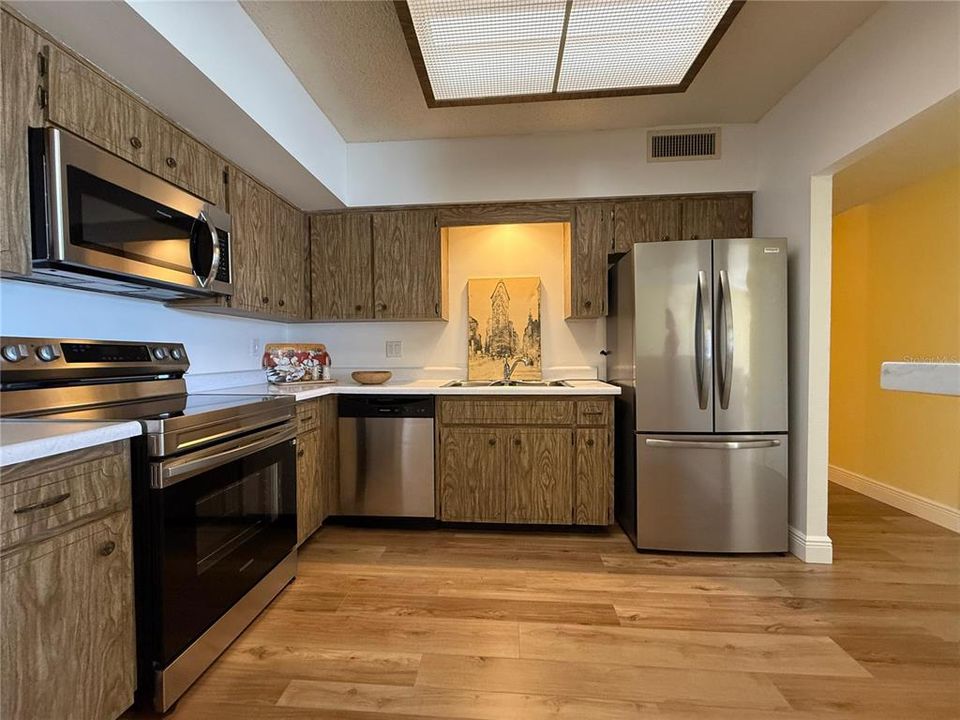 合同活跃: $2,000 (2 贝兹, 2 浴室, 1310 平方英尺)