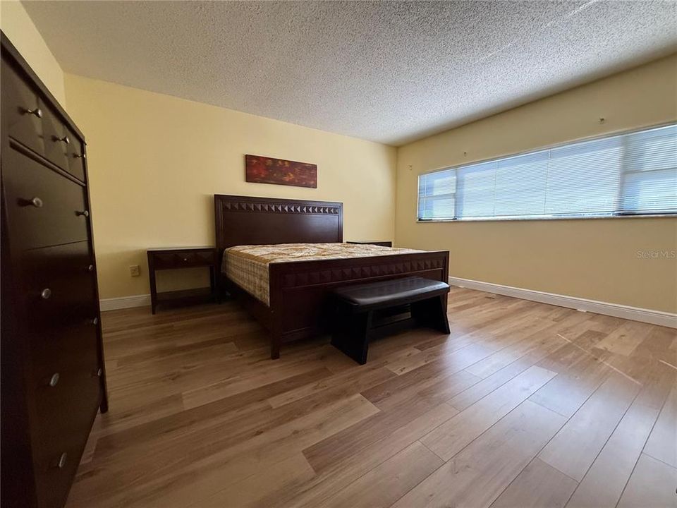 合同活跃: $2,000 (2 贝兹, 2 浴室, 1310 平方英尺)