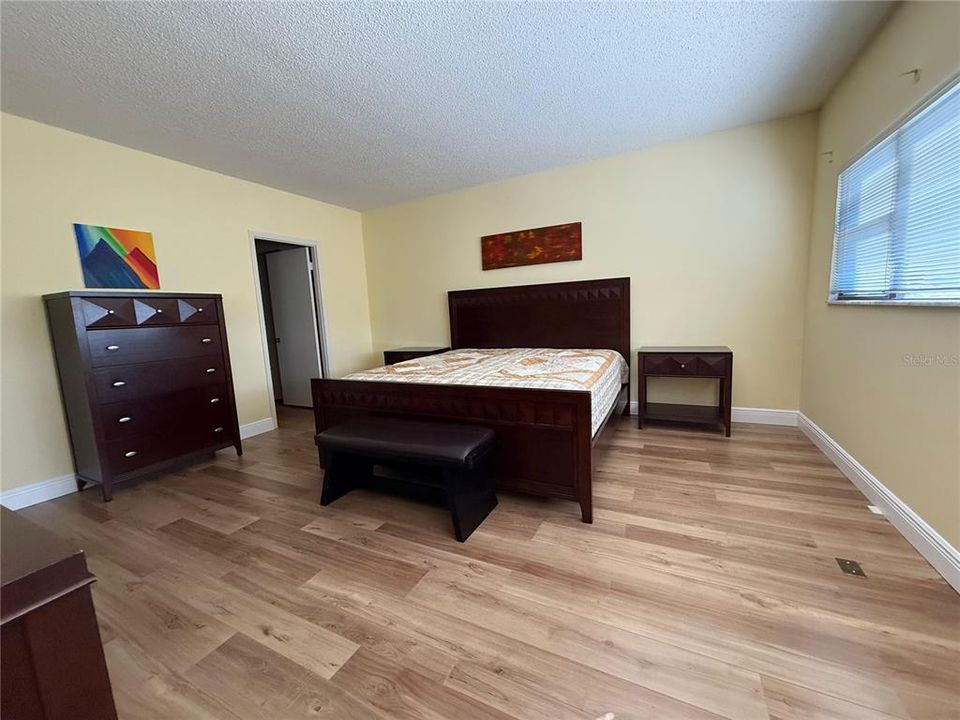 合同活跃: $2,000 (2 贝兹, 2 浴室, 1310 平方英尺)