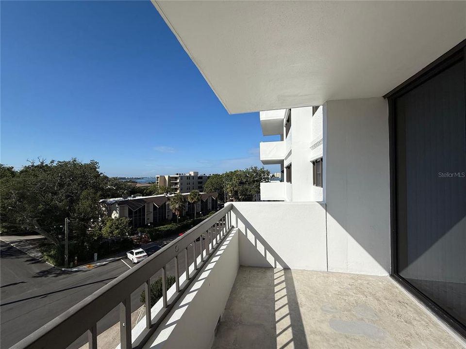 合同活跃: $2,000 (2 贝兹, 2 浴室, 1310 平方英尺)