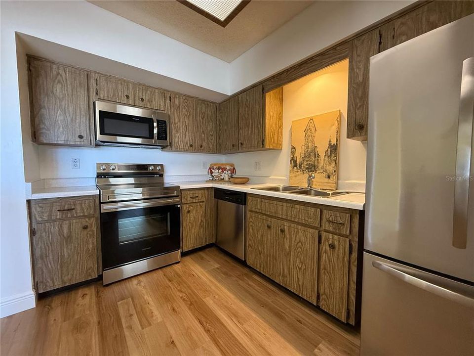 合同活跃: $2,000 (2 贝兹, 2 浴室, 1310 平方英尺)