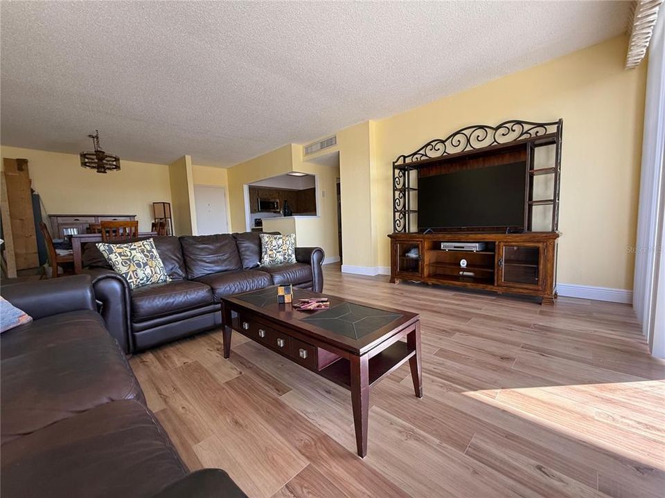 合同活跃: $2,000 (2 贝兹, 2 浴室, 1310 平方英尺)