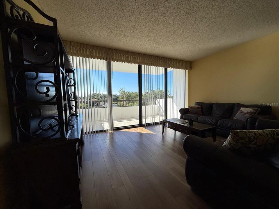 合同活跃: $2,000 (2 贝兹, 2 浴室, 1310 平方英尺)