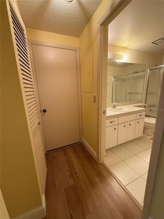 合同活跃: $2,000 (2 贝兹, 2 浴室, 1310 平方英尺)