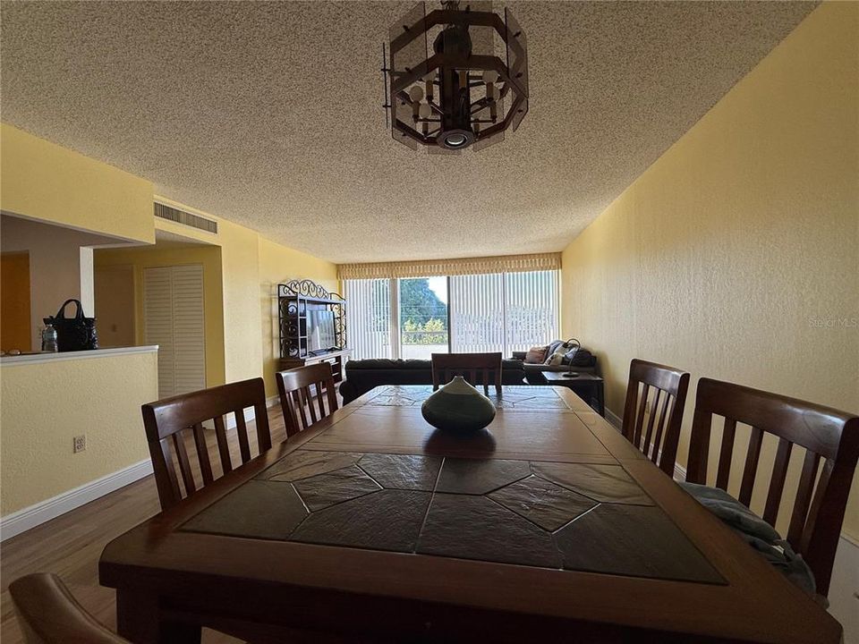 合同活跃: $2,000 (2 贝兹, 2 浴室, 1310 平方英尺)