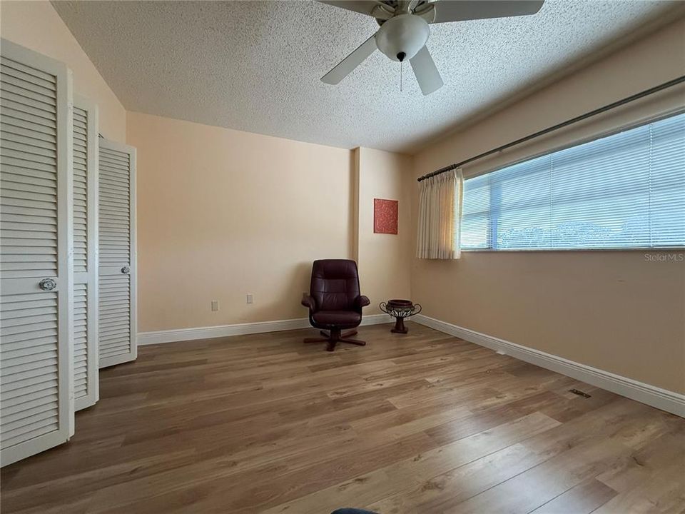 合同活跃: $2,000 (2 贝兹, 2 浴室, 1310 平方英尺)