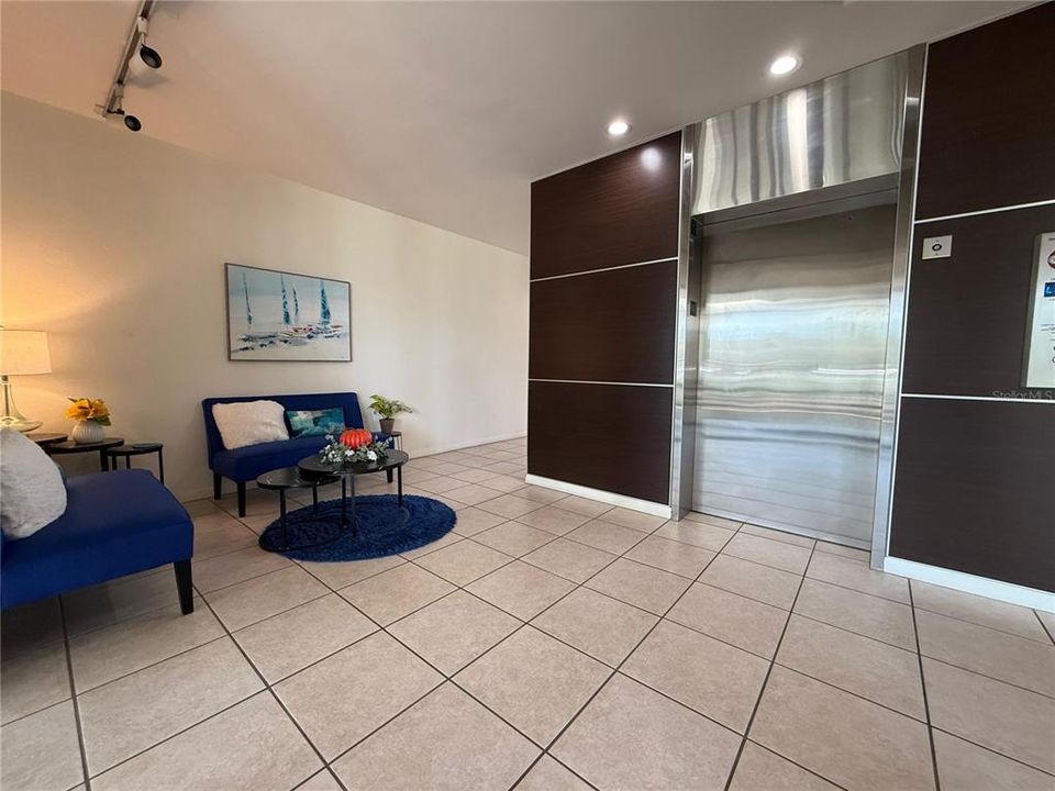 合同活跃: $2,000 (2 贝兹, 2 浴室, 1310 平方英尺)