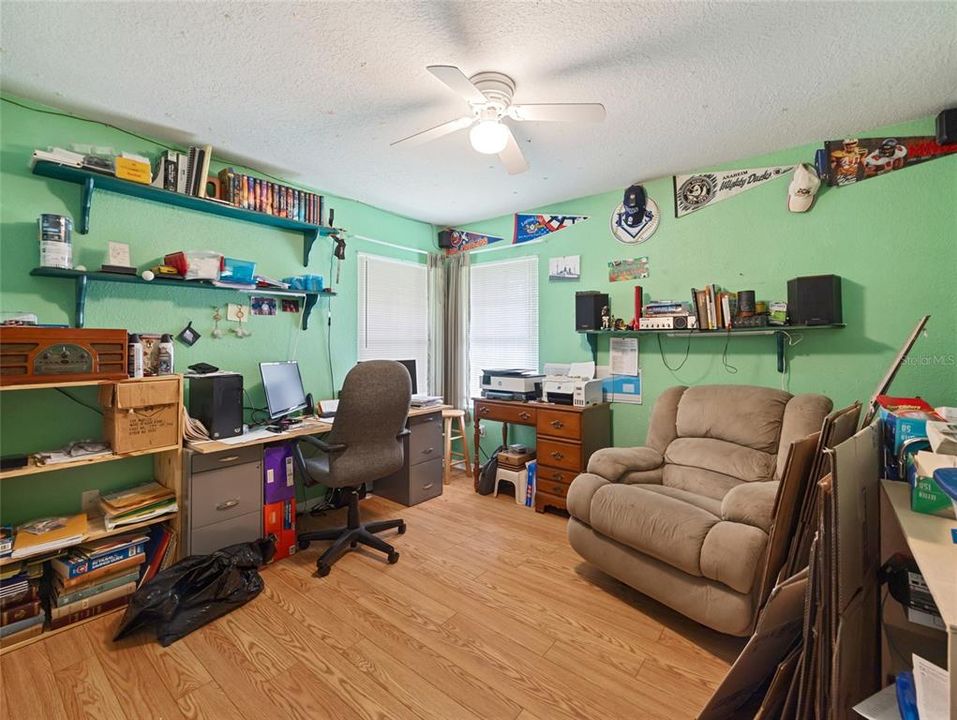 合同活跃: $339,900 (3 贝兹, 2 浴室, 1970 平方英尺)