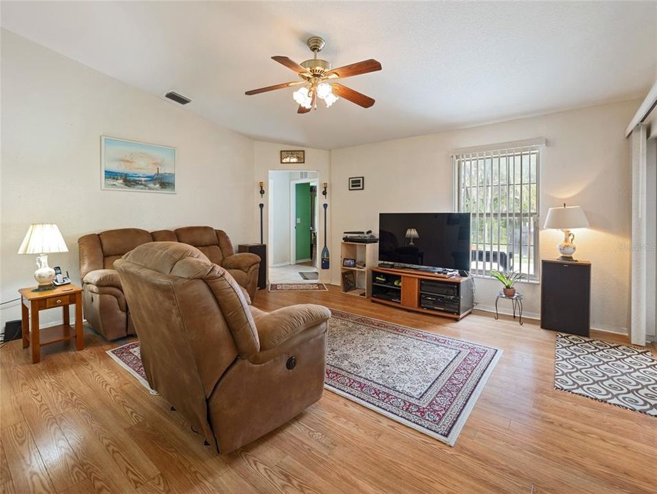 合同活跃: $339,900 (3 贝兹, 2 浴室, 1970 平方英尺)