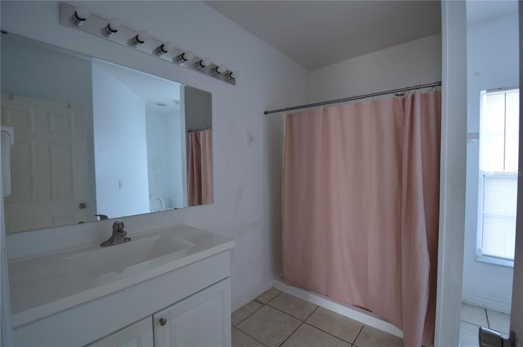 合同活跃: $265,000 (3 贝兹, 2 浴室, 1335 平方英尺)