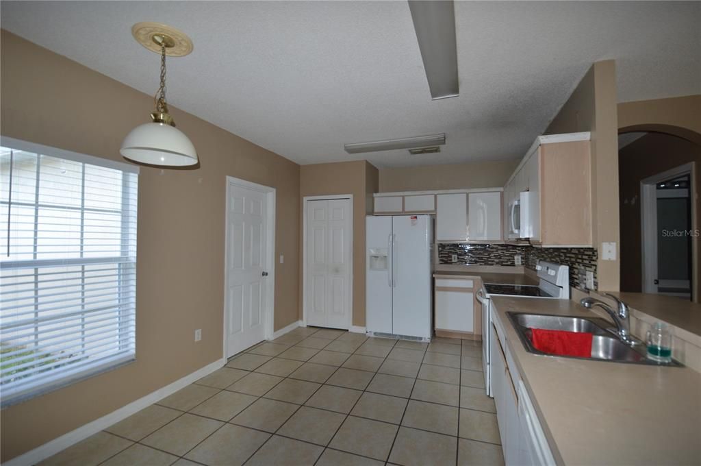 合同活跃: $265,000 (3 贝兹, 2 浴室, 1335 平方英尺)