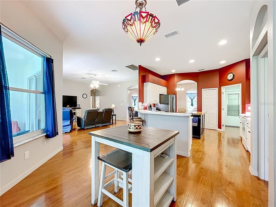 合同活跃: $349,000 (2 贝兹, 2 浴室, 2163 平方英尺)