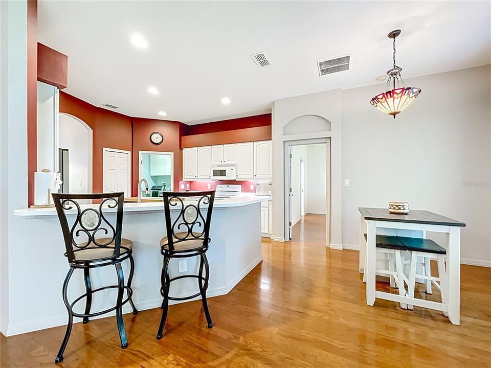 合同活跃: $349,000 (2 贝兹, 2 浴室, 2163 平方英尺)