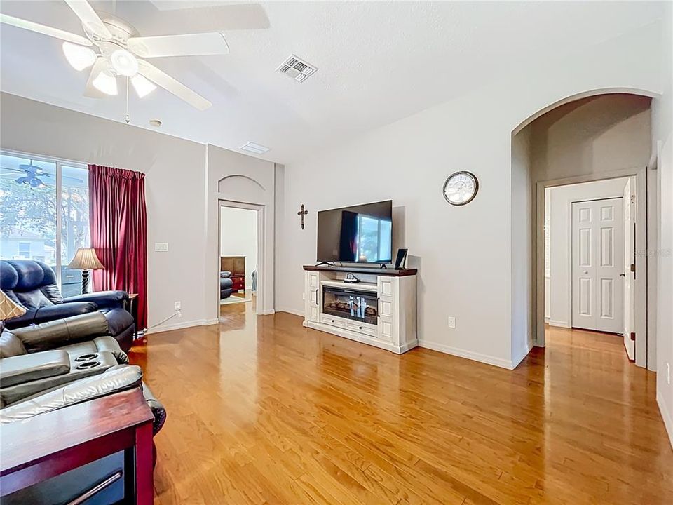 合同活跃: $349,000 (2 贝兹, 2 浴室, 2163 平方英尺)