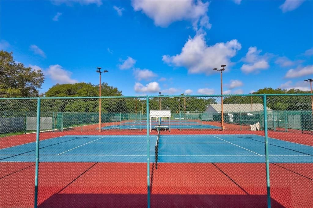 合同活跃: $349,000 (2 贝兹, 2 浴室, 2163 平方英尺)