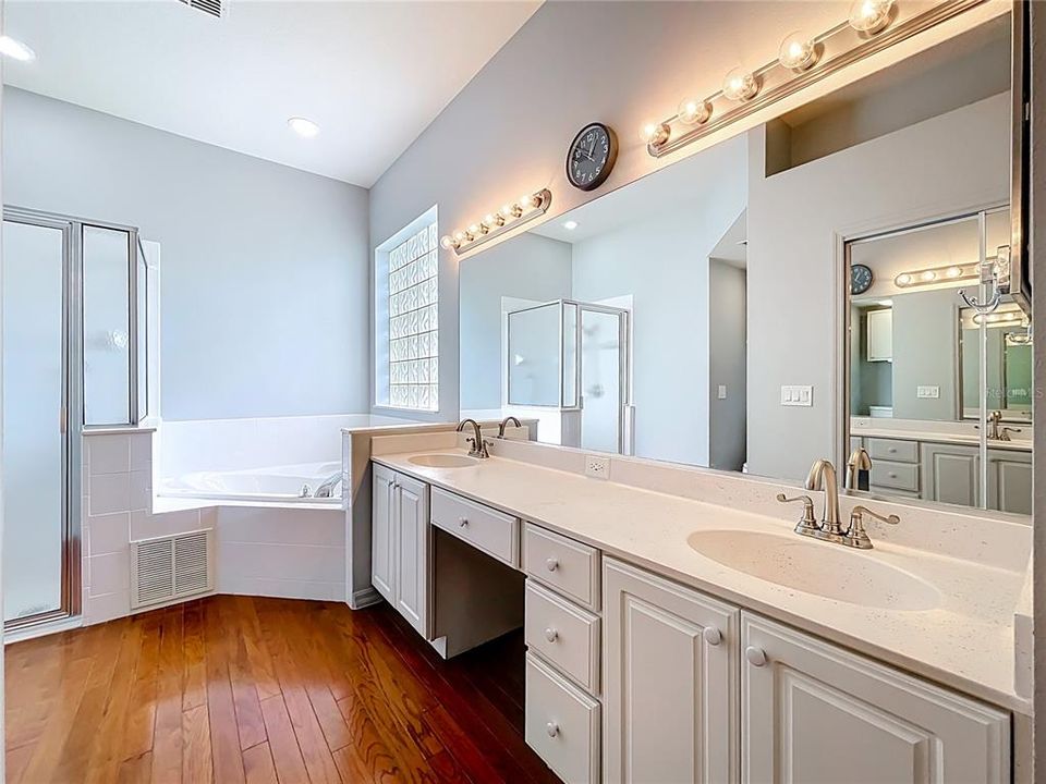 合同活跃: $349,000 (2 贝兹, 2 浴室, 2163 平方英尺)