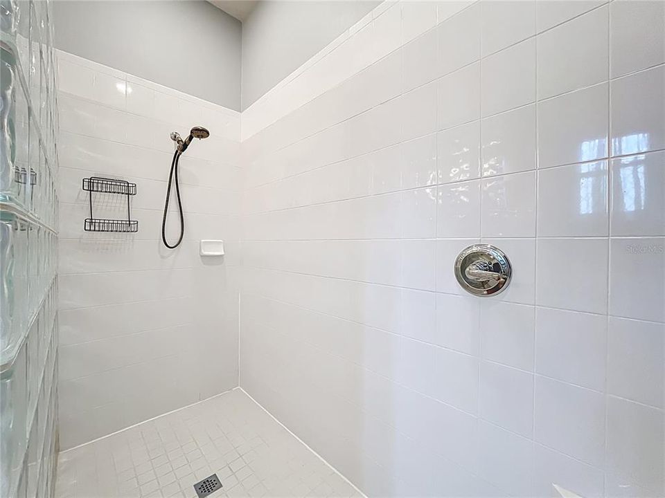 合同活跃: $349,000 (2 贝兹, 2 浴室, 2163 平方英尺)