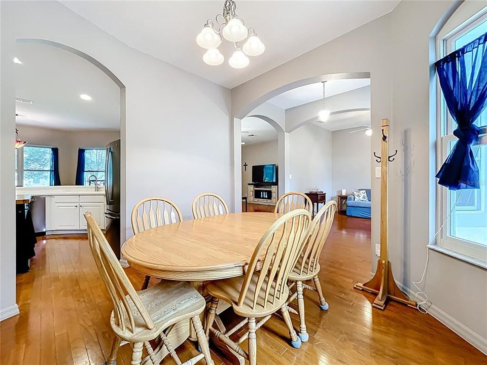 合同活跃: $349,000 (2 贝兹, 2 浴室, 2163 平方英尺)