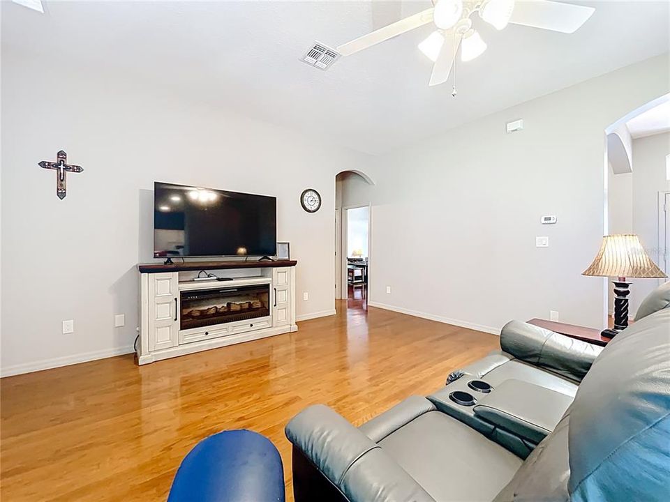 合同活跃: $349,000 (2 贝兹, 2 浴室, 2163 平方英尺)